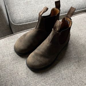 Barely worn Blundstone Classics Chelsea boots (#585)